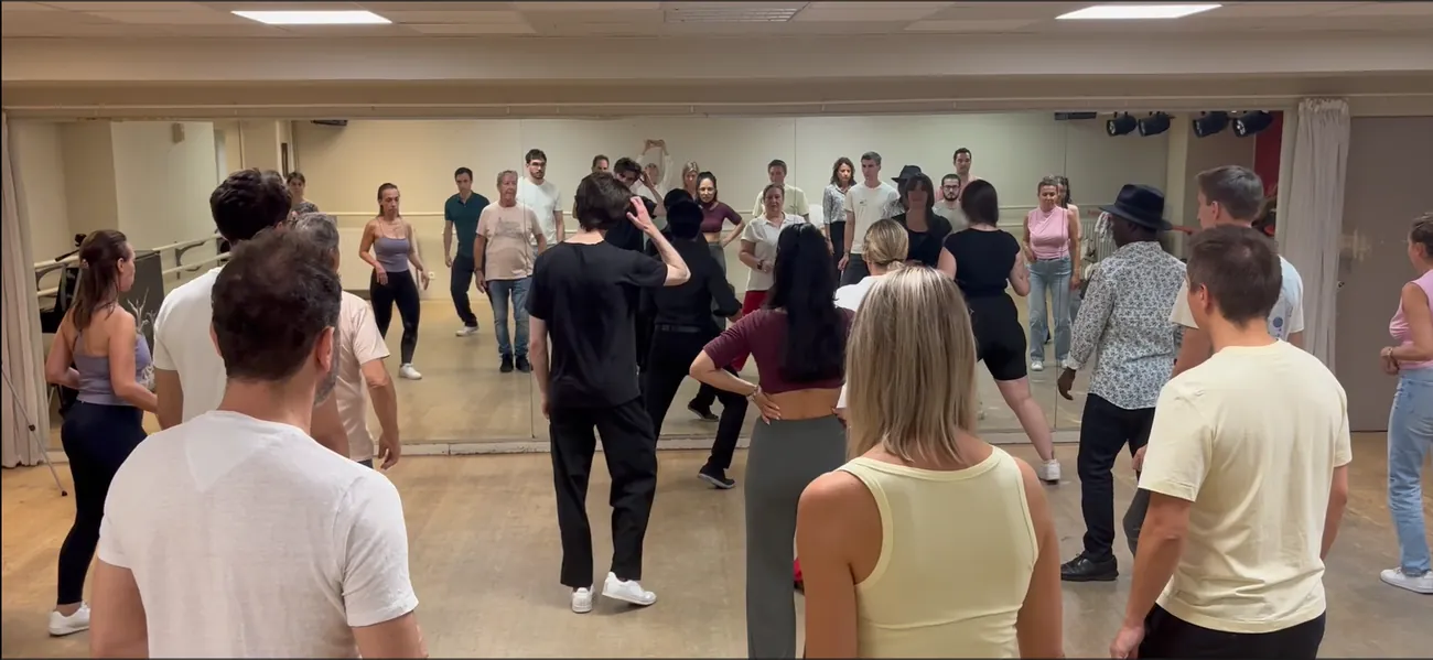 Cours de bachata en groupe à l'Académie de Danse de Paris (16e), élèves en cercle autour de Su Thai