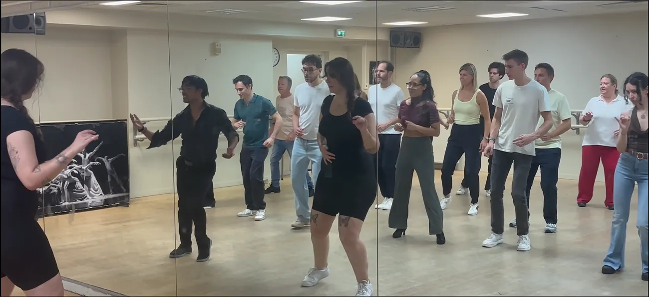 Cours collectif de bachata le jeudi soir à Paris, travail des pas avec Su Thai et Élo