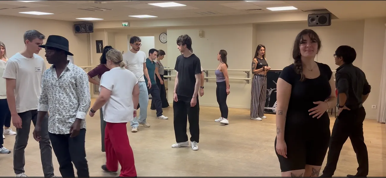 Ambiance conviviale d'un cours de bachata à Paris 16e — Bachata Paris Unighted Académie
